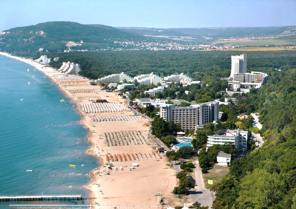 Improving parking, active mobility and streetscape for a 17,000-room beach resort